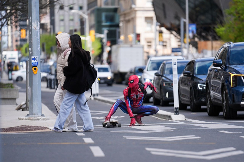 Örümcek Adam Toronto sokaklarını dolaştı! Ortaya renkli görüntüler çıktı - Resim: 5