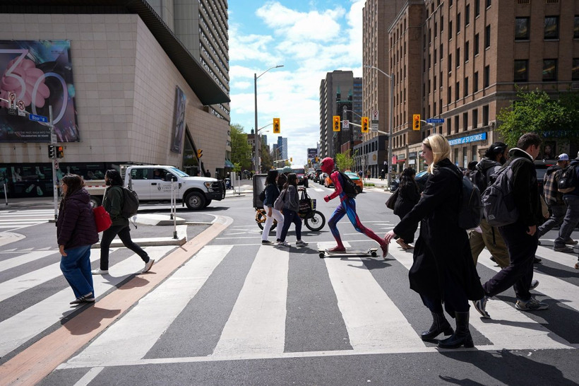 Örümcek Adam Toronto sokaklarını dolaştı! Ortaya renkli görüntüler çıktı - Resim: 6