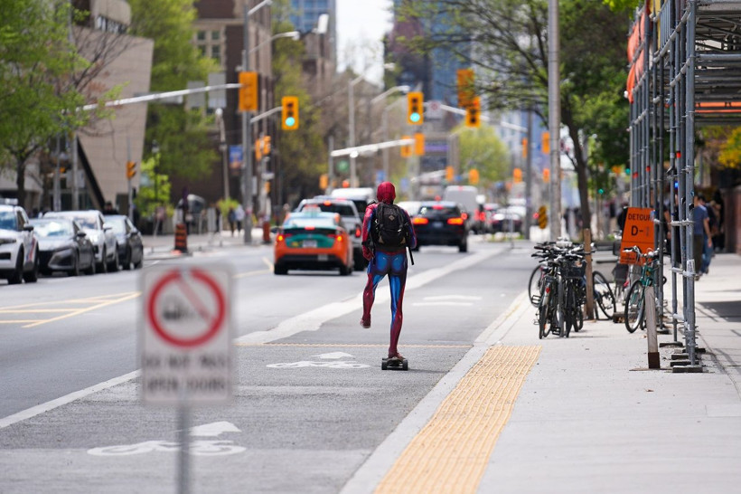 Örümcek Adam Toronto sokaklarını dolaştı! Ortaya renkli görüntüler çıktı - Resim: 7