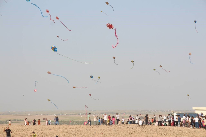 Suriye sınırında gökyüzü şenlendi: Yüzlerce uçurtma havalandı - Resim: 1