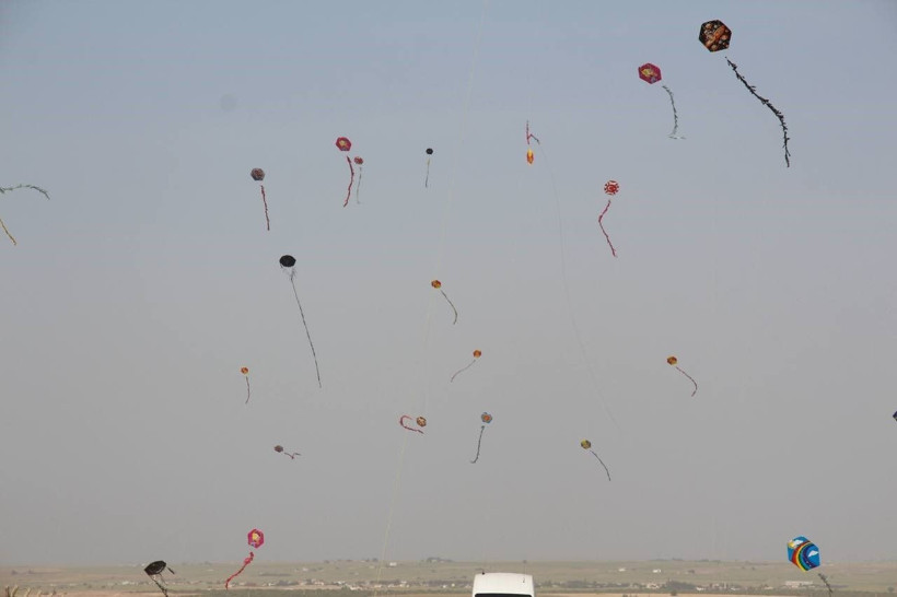 Suriye sınırında gökyüzü şenlendi: Yüzlerce uçurtma havalandı - Resim: 5