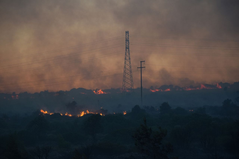 Çeşme’de büyük yangın! Alevler yükseliyor: İzmir-Çeşme Otoyolu trafiğe kapatıldı - Resim: 2