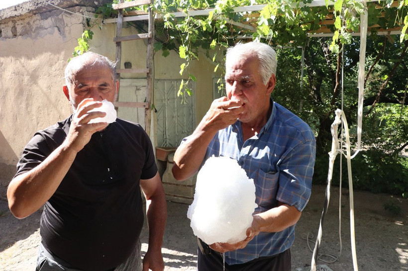 Yakıcı sıcağa kış karıyla çare: Köylülerin kar kuyusu geleneği - Resim: 1