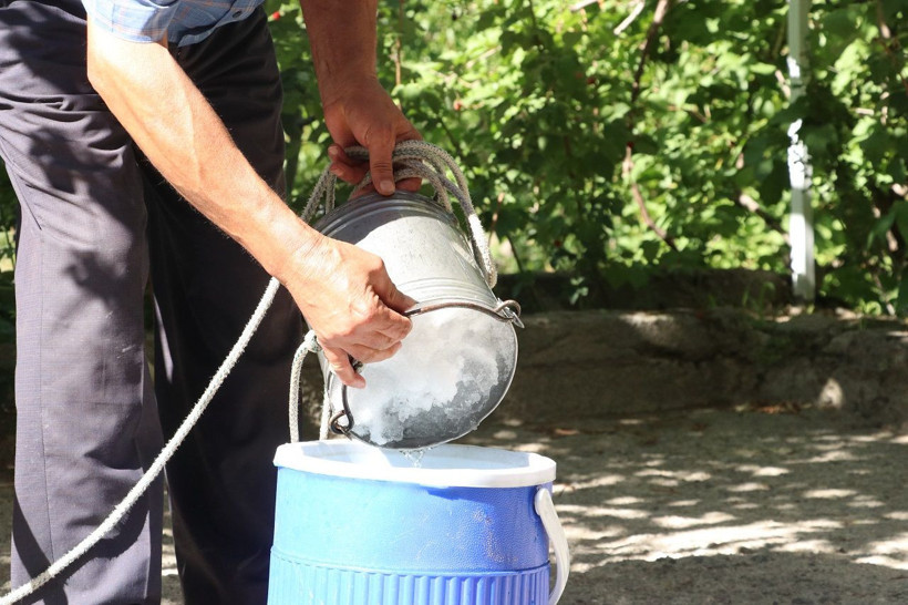 Yakıcı sıcağa kış karıyla çare: Köylülerin kar kuyusu geleneği - Resim: 4