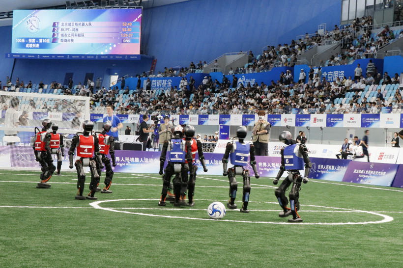 İnsansı robotlar Pekin’de yarışıyor: Atletizm, futbol, kick boks ve daha fazlası - Resim : 2