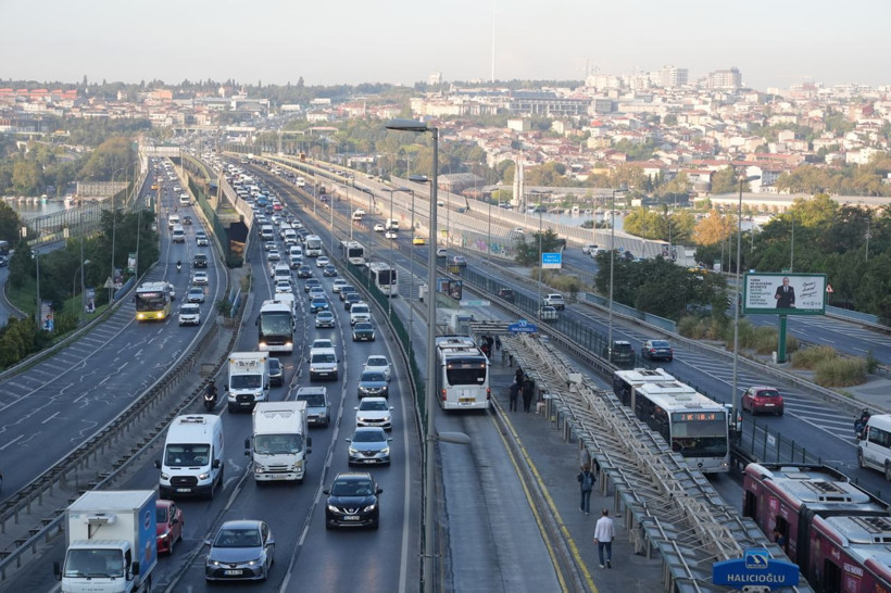 Haftanın ikinci gününde İstanbul'da trafik yüzde 60'a ulaştı - Resim: 1