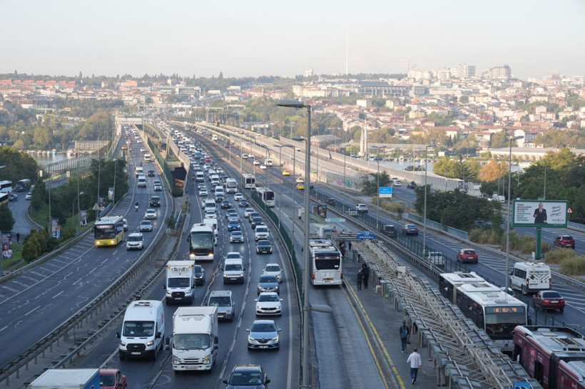 Haftanın ikinci gününde İstanbul'da trafik yüzde 60'a ulaştı - Resim: 2