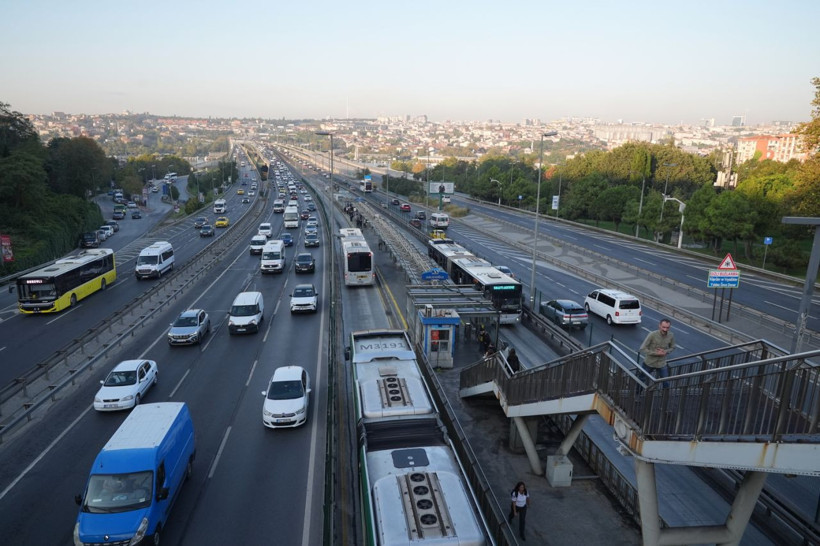 Haftanın ikinci gününde İstanbul'da trafik yüzde 60'a ulaştı - Resim: 3