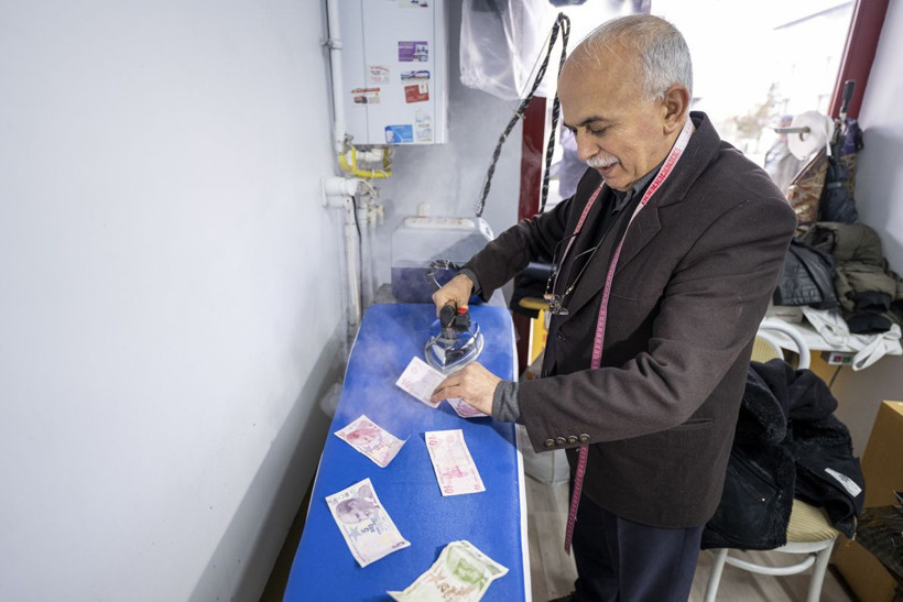 Yarım asırlık terzi paralarını ütüleyerek dezenfekte ediyor - Resim: 3