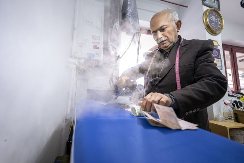 Yarım asırlık terzi paralarını ütüleyerek dezenfekte ediyor - Resim: 6