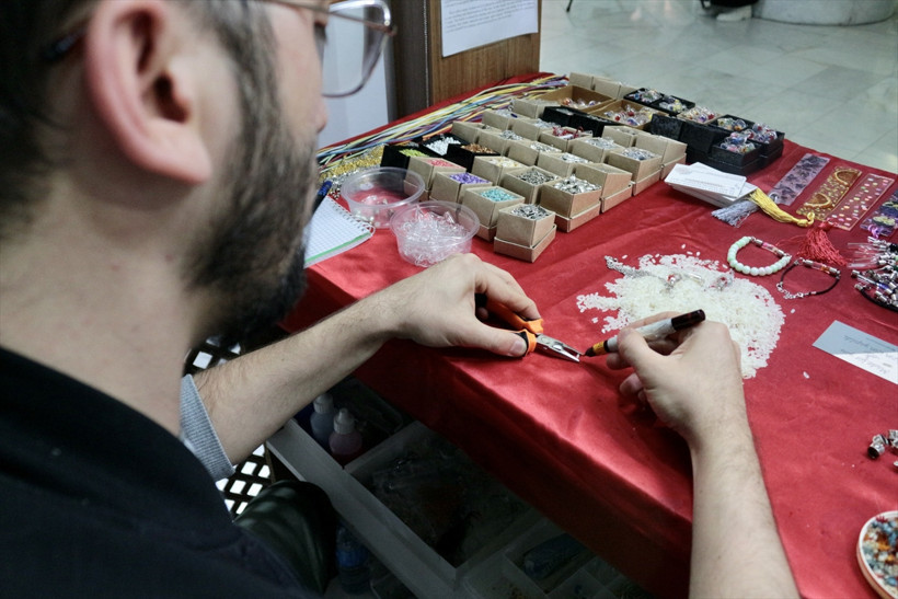 İzlediği haberden etkilendi, pirinç tanelerinin her birini yazıyla işliyor - Resim : 1