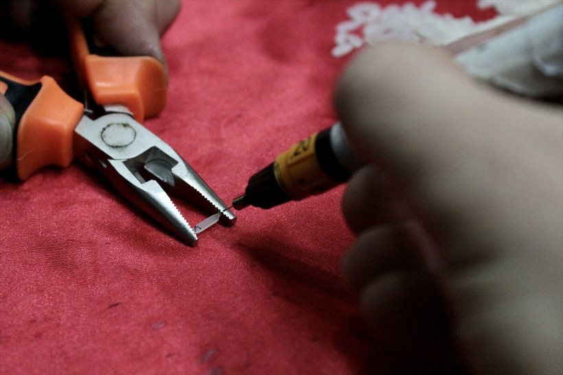 İzlediği haberden etkilendi, pirinç tanelerinin her birini yazıyla işliyor - Resim : 3