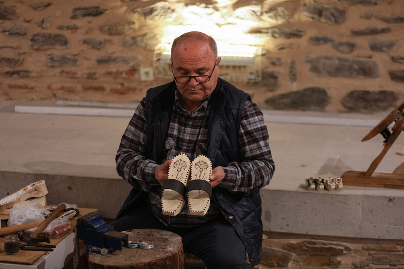 Tire'nin unutulmaya yüz tutan mesleği nalıncılık emekli ayakkabı ustası ile yaşıyor - Resim : 1