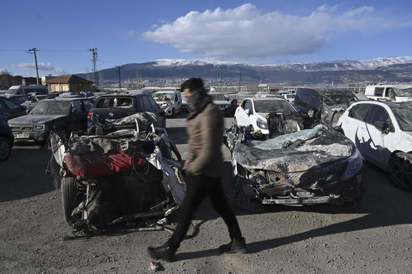 Depremzedeler nakit ihtiyacı için ağır hasarlı araçlarını satışa çıkarıyor - Resim: 7