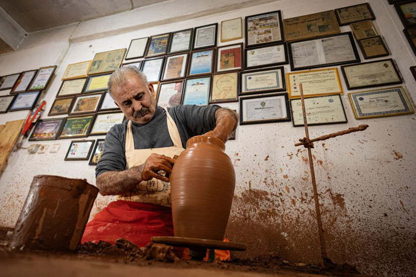'Yaşayan insan hazinesi' seçildi! 46 yıllık Türk çömlekçi dünyaya usta yetiştiriyor - Resim: 8
