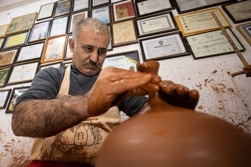 'Yaşayan insan hazinesi' seçildi! 46 yıllık Türk çömlekçi dünyaya usta yetiştiriyor - Resim: 6