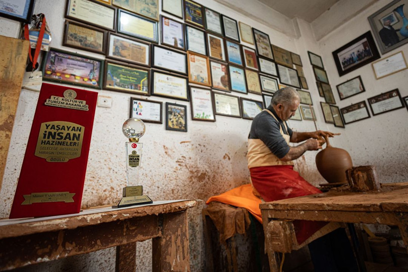 'Yaşayan insan hazinesi' seçildi! 46 yıllık Türk çömlekçi dünyaya usta yetiştiriyor - Resim: 5