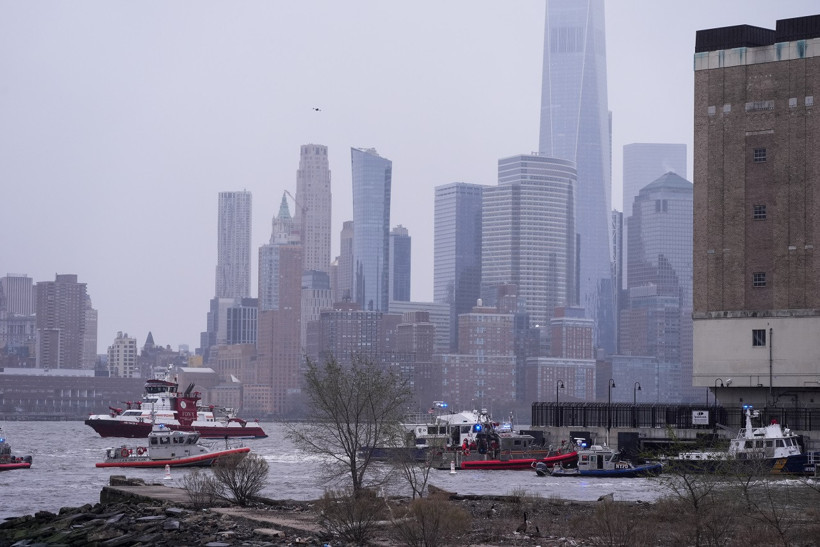 New York'ta helikopter nehre d&uuml;şt&uuml;: Siemens İspanya CEO&rsquo;su ve ailesi dahil 6 kişi hayatını kaybetti - Resim : 1