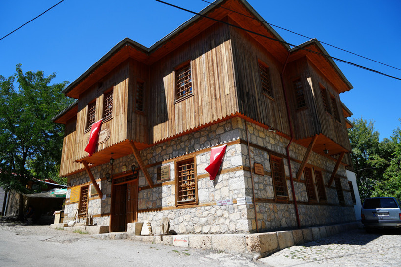 Orda bir köy var uzakta... Her yıl binlerce turist ziyaret ediyor - Resim : 1