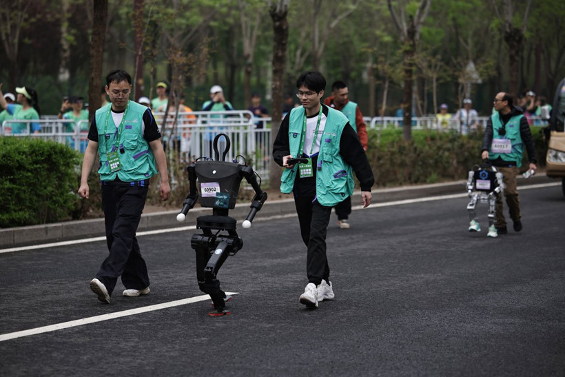 Robotlar ilk kez insanlarla maraton koştu! Tarihe geçen yarışın şampiyonu Tiangong Ultra oldu - Resim: 8