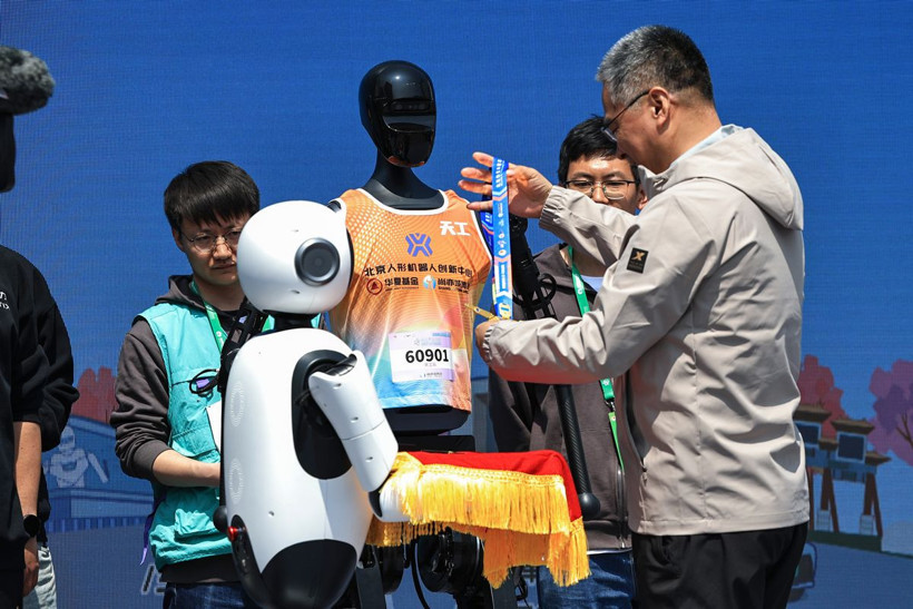 Robotlar ilk kez insanlarla maraton koştu! Tarihe geçen yarışın şampiyonu Tiangong Ultra oldu - Resim: 10