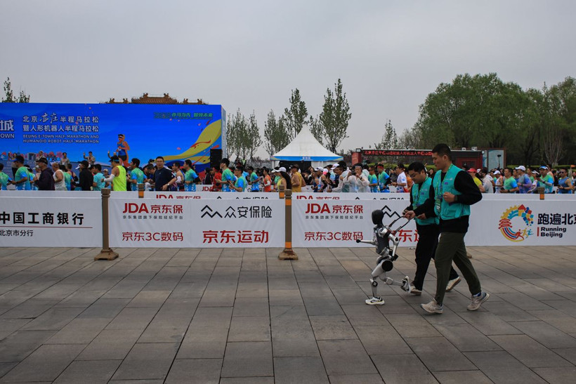 Robotlar ilk kez insanlarla maraton koştu! Tarihe geçen yarışın şampiyonu Tiangong Ultra oldu - Resim: 12