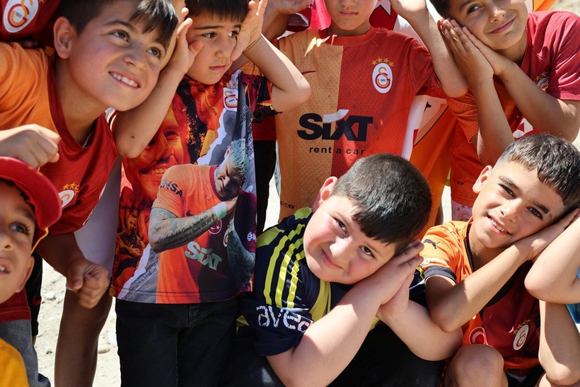 Diyarbakırlı fanatik Galatasaraylı 2 yıl önce sarı-kırmızıya boyadığı evine 5. yıldızı taktı - Resim : 1