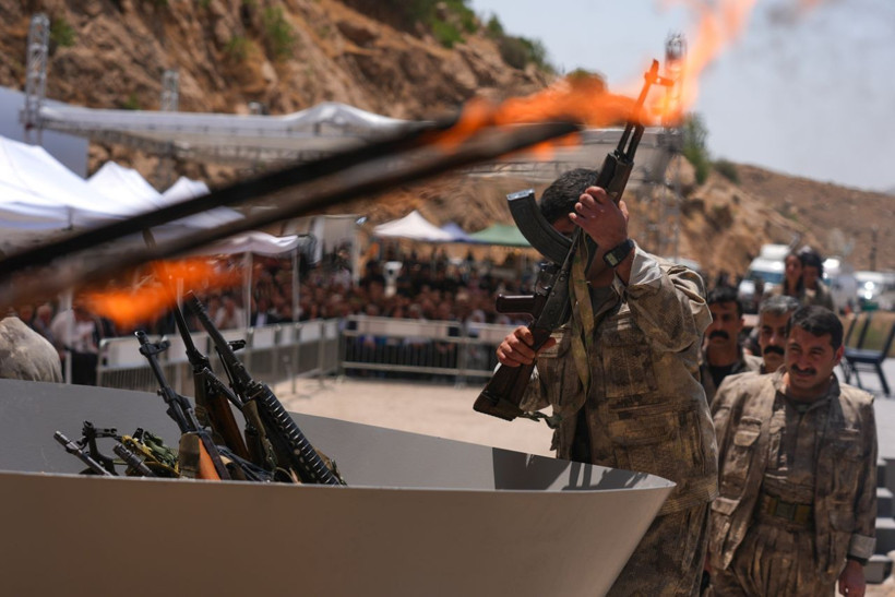 Türkiye'de tarihi gün! PKK silahlarını böyle yaktı: İşte o görüntüler... - Resim: 9