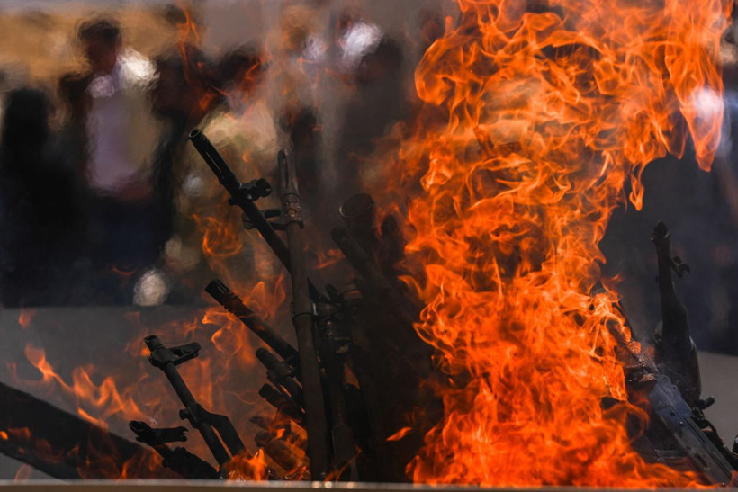 Türkiye'de tarihi gün! PKK silahlarını böyle yaktı: İşte o görüntüler... - Resim: 13