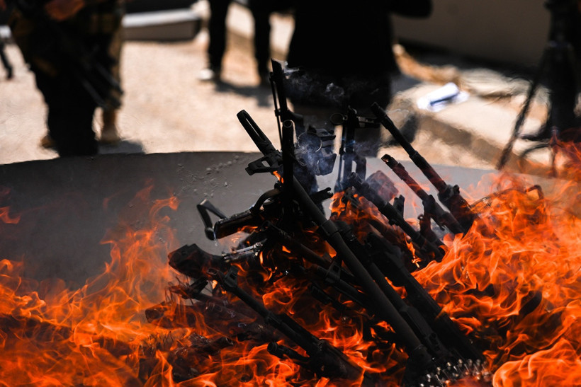 Terörsüz Türkiye'de tarihi gün! PKK'nın bıraktığı silahlar yakıldı - Resim : 3