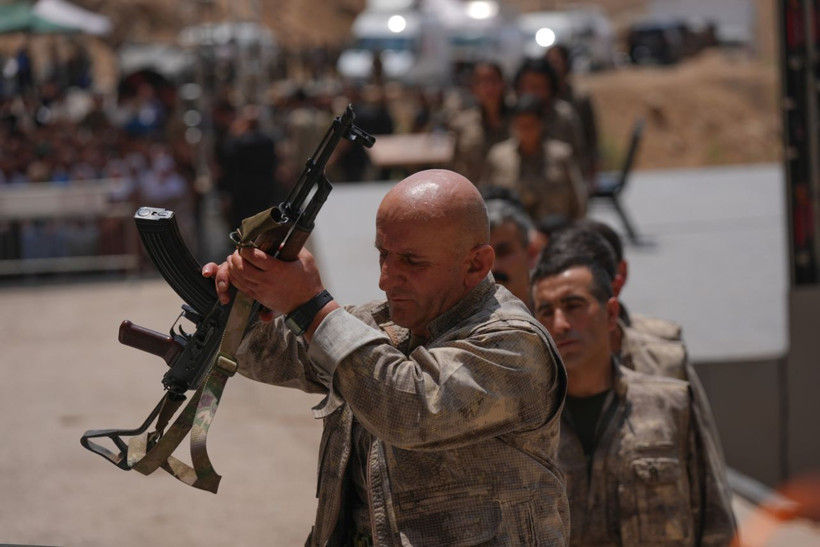 Türkiye'de tarihi gün! PKK silahlarını böyle yaktı: İşte o görüntüler... - Resim: 21