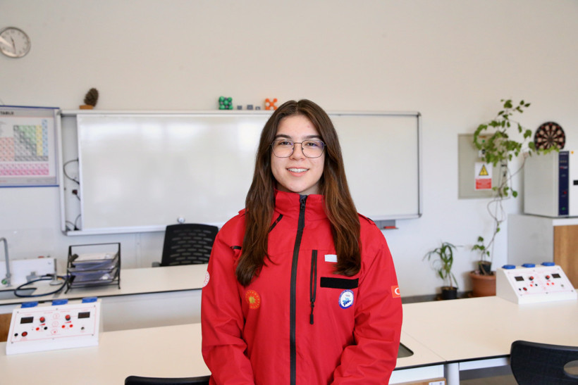 Hedefi dünya çapında başarı: Lise öğrencisi Elif Berra Demir kutup sularında biyoplastik projesini test etti - Resim : 2