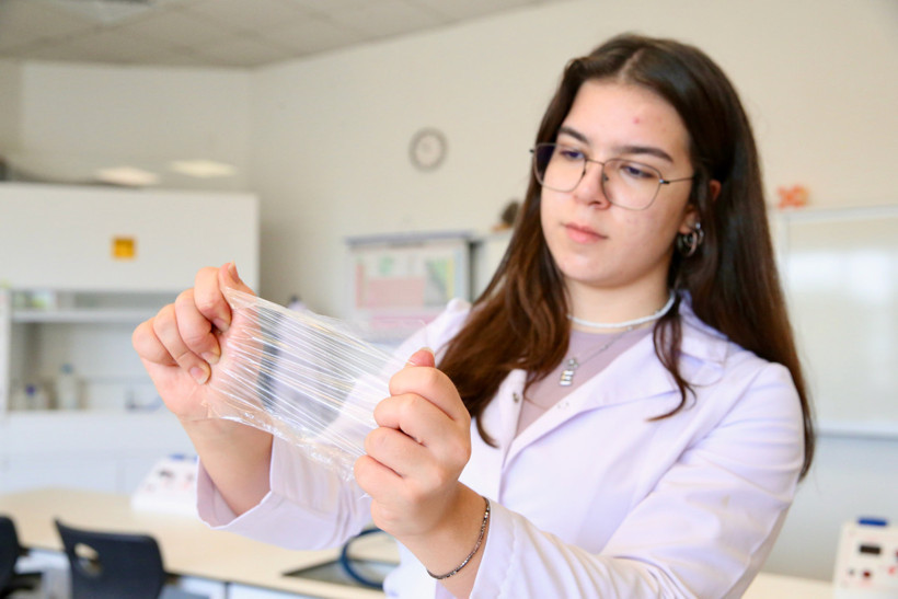 Hedefi dünya çapında başarı: Lise öğrencisi Elif Berra Demir kutup sularında biyoplastik projesini test etti - Resim : 1
