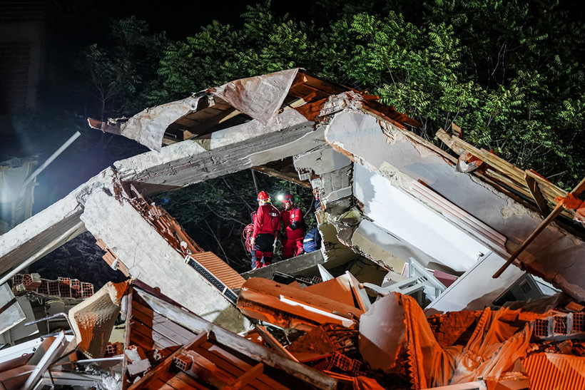 Son depremler: Balıkesir'de 6.1 büyüklüğünde deprem, enkaz altında kalanlar var - Resim : 4