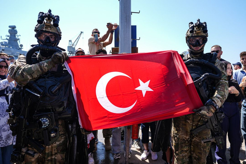 TEKNOFEST Mavi Vatan’a büyük ilgi: SAT ve SAS komutanlıklarının gösterisi nefes kesen anlara sahne oldu - Resim: 1