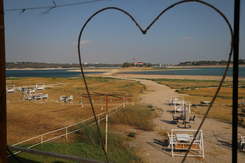 Seyhan Baraj Gölü'nde sular çekildi, 'sevgi yolu' gün yüzüne çıktı - Resim : 2