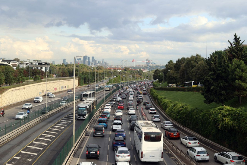 Okullar açıldı, İstanbul'da trafik yoğunluğu yüzde 70'e ulaştı - Resim: 1