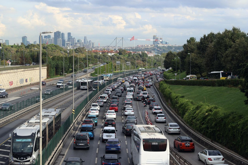 Okullar açıldı, İstanbul'da trafik yoğunluğu yüzde 70'e ulaştı - Resim: 2