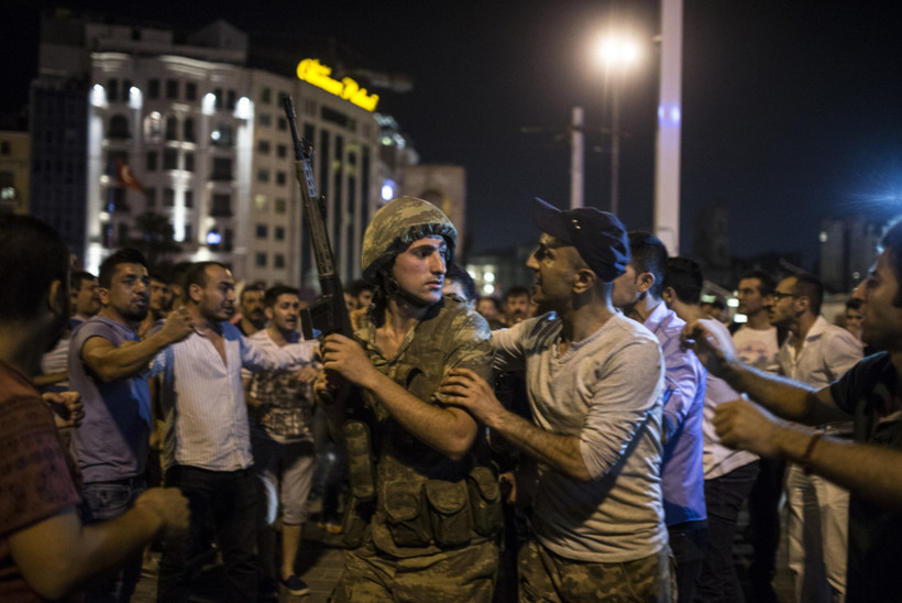 15 Temmuz'un üzerinden 9 yıl geçti! 21 saatte bastırıldı, 253 şehit verildi: Peki o gece neler yaşandı? - Resim : 1