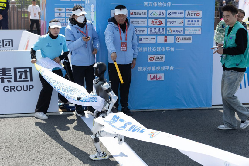Robotlar ilk kez insanlarla maraton koştu! Tarihe geçen yarışın şampiyonu Tiangong Ultra oldu - Resim: 3