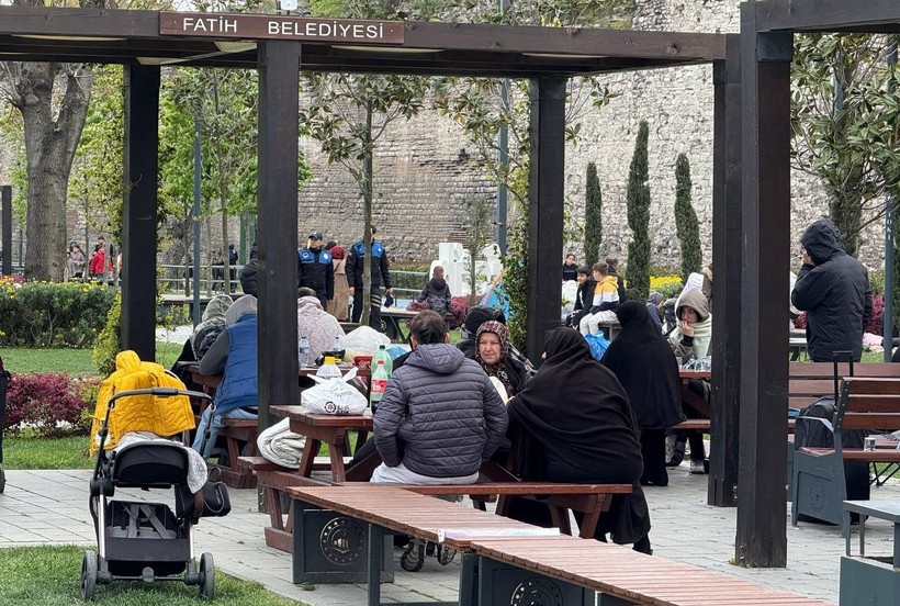 İstanbul'da bekleyiş sürüyor: Vatandaşlar çadır kurdu - Resim : 2