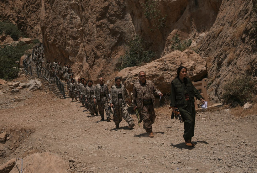 Türkiye'de tarihi gün! PKK silahlarını böyle yaktı: İşte o görüntüler... - Resim: 1