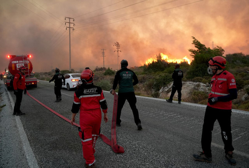 Çeşme’de büyük yangın! Alevler yükseliyor: İzmir-Çeşme Otoyolu trafiğe kapatıldı - Resim: 7