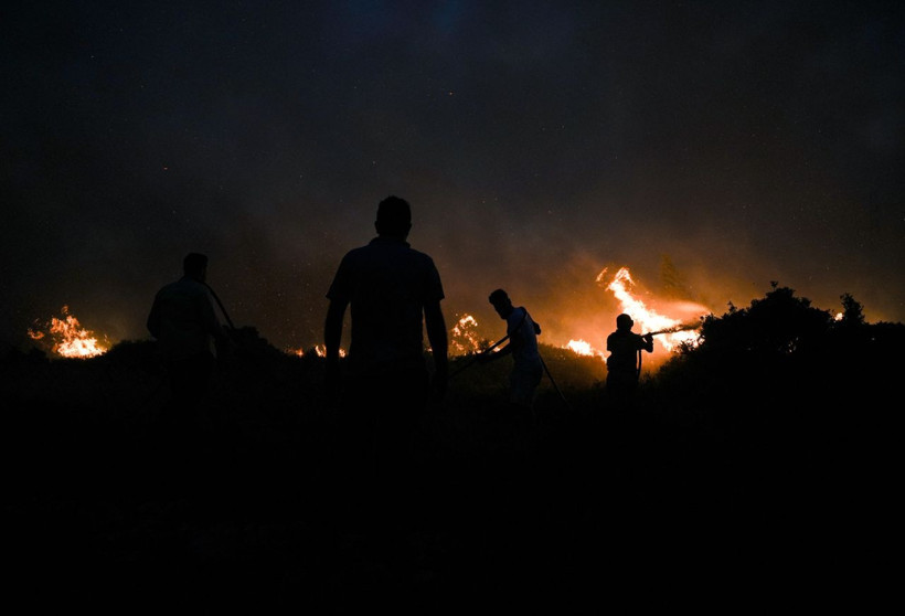 Çeşme’de büyük yangın! Alevler yükseliyor: İzmir-Çeşme Otoyolu trafiğe kapatıldı - Resim: 12