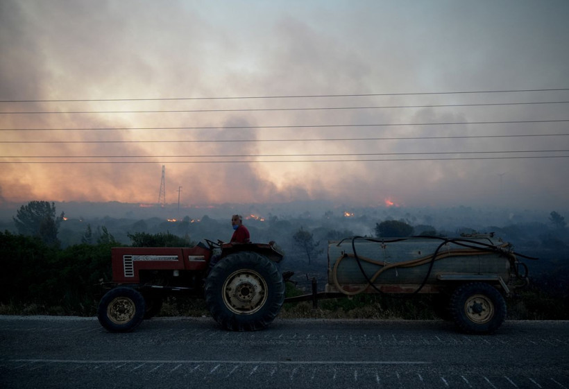 Çeşme’de büyük yangın! Alevler yükseliyor: İzmir-Çeşme Otoyolu trafiğe kapatıldı - Resim: 1