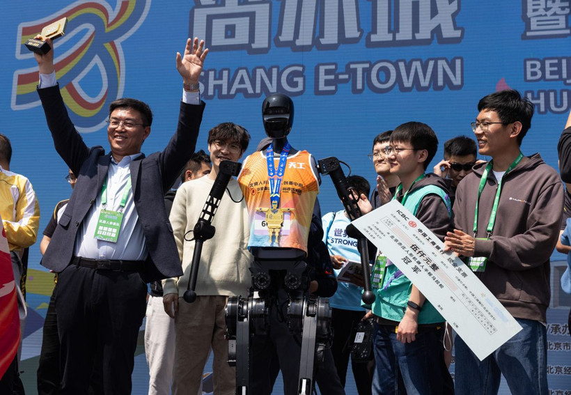 Robotlar ilk kez insanlarla maraton koştu! Tarihe geçen yarışın şampiyonu Tiangong Ultra oldu - Resim: 5