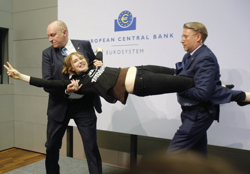 ECB Başkanı Draghi'ye şok protesto - Resim: 6