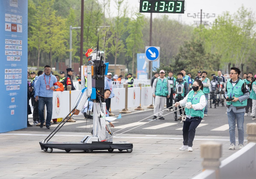 Robotlar ilk kez insanlarla maraton koştu! Tarihe geçen yarışın şampiyonu Tiangong Ultra oldu - Resim: 15