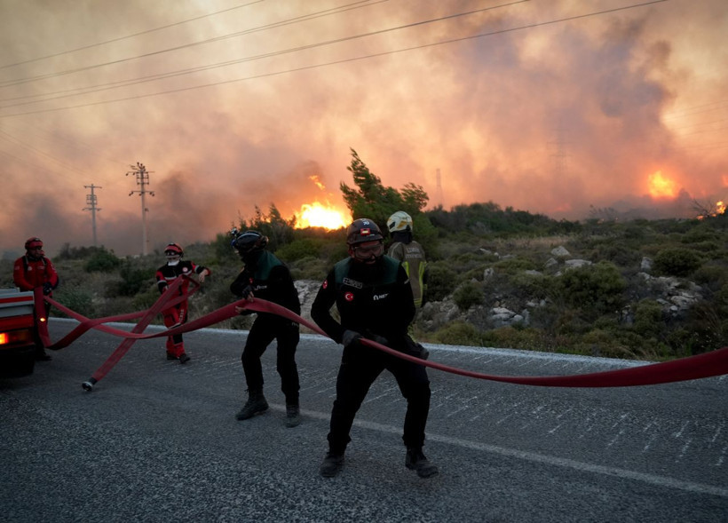 Çeşme’de büyük yangın! Alevler yükseliyor: İzmir-Çeşme Otoyolu trafiğe kapatıldı - Resim: 5