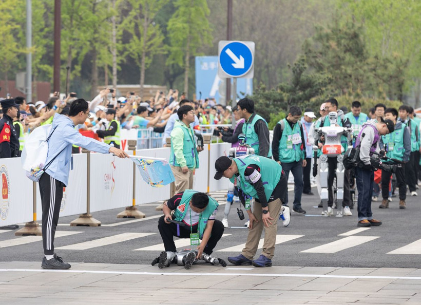 Robotlar ilk kez insanlarla maraton koştu! Tarihe geçen yarışın şampiyonu Tiangong Ultra oldu - Resim: 13